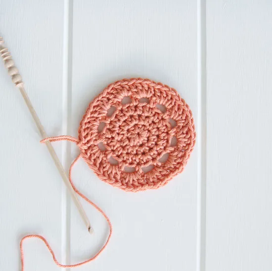Crochet flower coaster pattern: a quick cotton make — photo 2