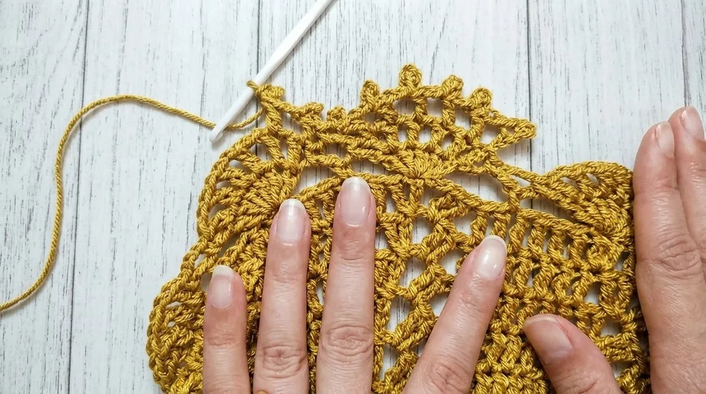 Free Crochet Poncho Pattern for Beach and Vacation Looks — photo 3