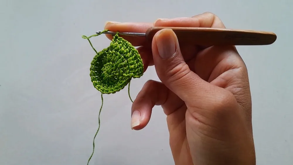 Gorgeous Free Crochet Flower Pattern for Accessories & Home Decor — photo 4
