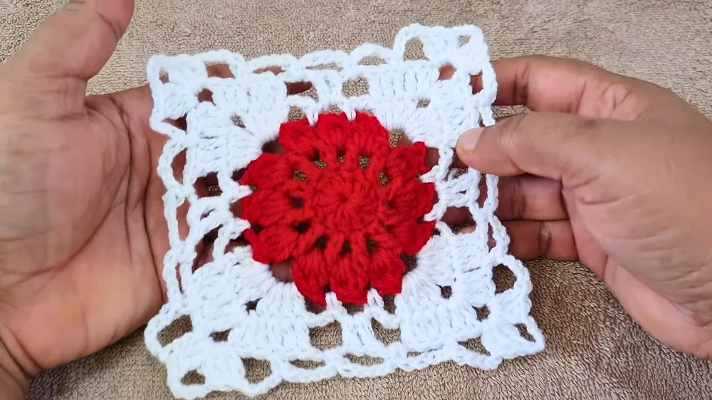 Sunny Petal Granny Square: A Beginner-Friendly Flower Motif