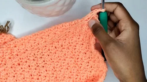 Alternating stitch sleeveless top with shaped waist — photo 3