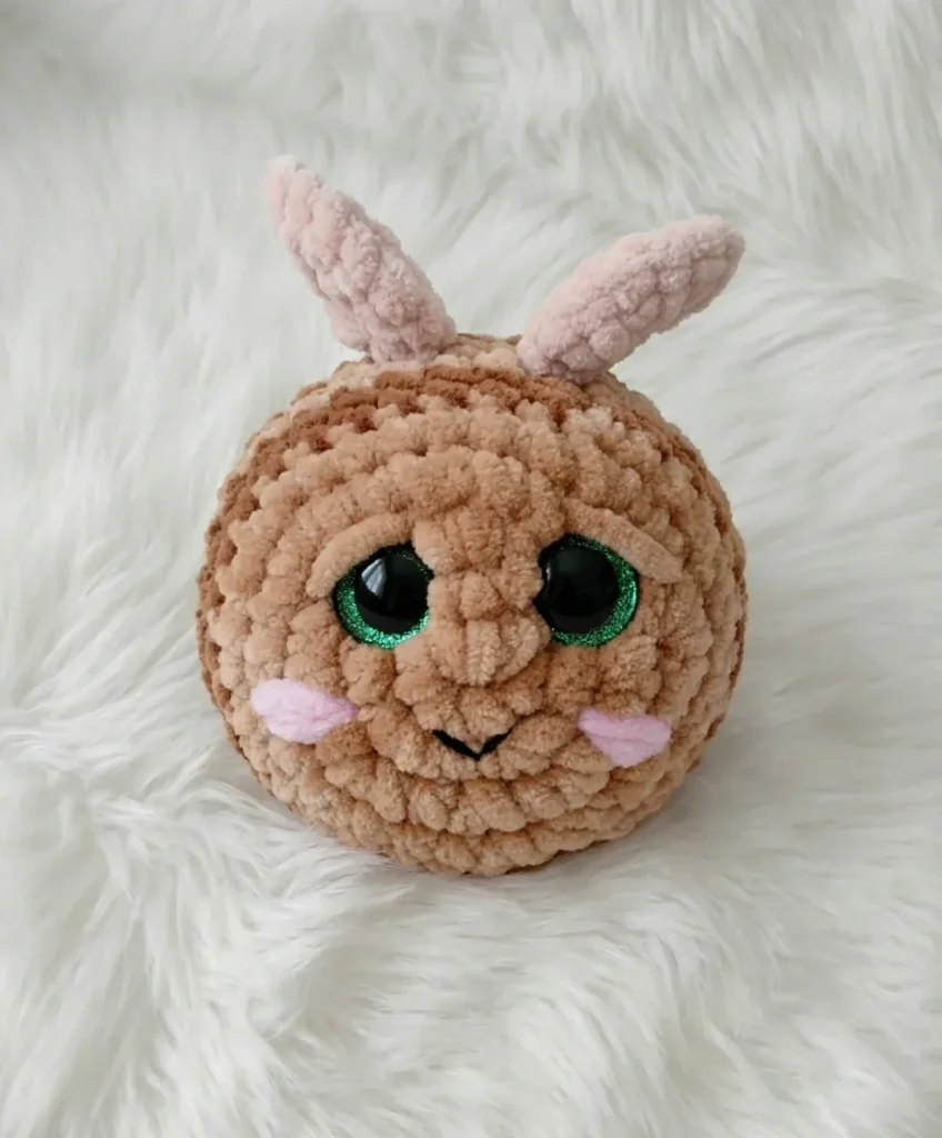 A little amigurumi bee, quick enough for beginners