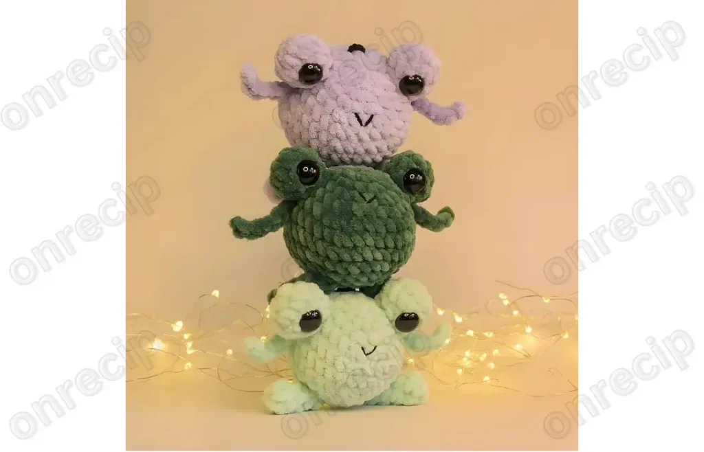 Little amigurumi frog keychain crochet pattern