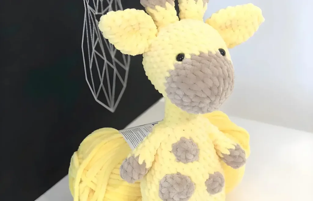 Amigurumi giraffe plush pattern with joined legs and body