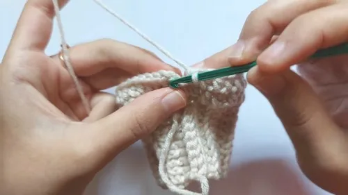 Back loop half-double crochet fingerless gloves — photo 3