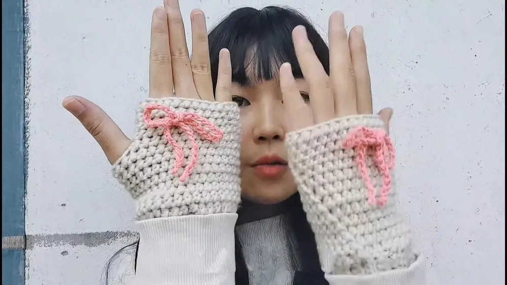 Back loop half-double crochet fingerless gloves