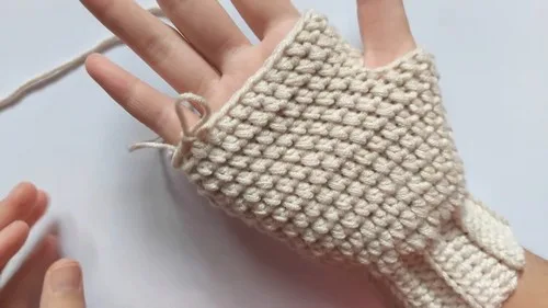 Back loop half-double crochet fingerless gloves — photo 2
