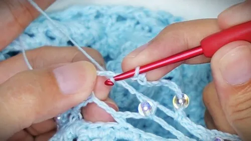 Beaded pearl sleeve for a doll gown, crocheted round by round — photo 3