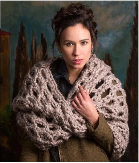 Chunky Lace Cowl With a Scottish-Inspired Rhythm