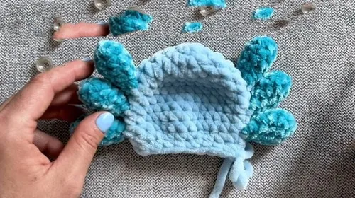 Crochet an axolotl amigurumi with velvet gills — photo 3