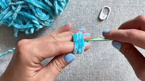 Crochet an axolotl amigurumi with velvet gills — photo 4