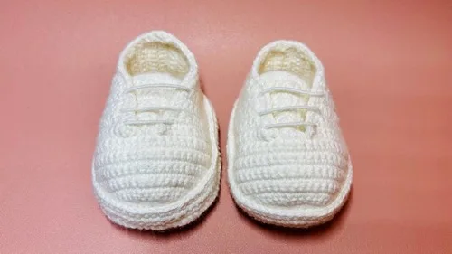 Crochet baby shoes with a shaped toe cap