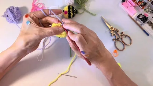 Crochet bee amigurumi with stand for beginners β photo 3