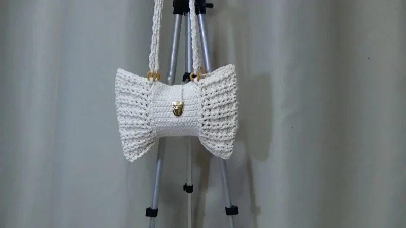 Crochet Bow Bag Pattern With Textured Side Panels — photo 2