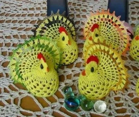Little crochet chicken for shelf and basket decor — photo 2