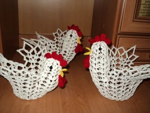 Little crochet chicken for shelf and basket decor — photo 3
