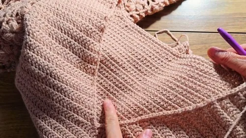 Crochet daisy V-neck jumper with floral sleeves β photo 4