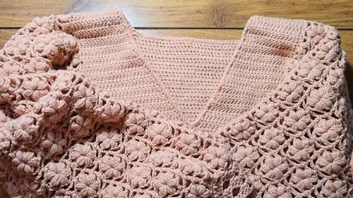 Crochet daisy V-neck jumper with floral sleeves β photo 2