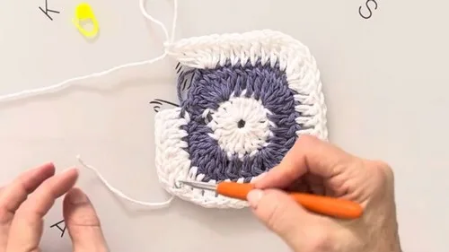 Crochet dish cloth pattern with a V-stitch corner square — photo 3