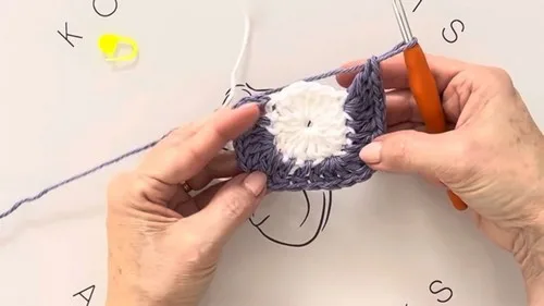 Crochet dish cloth pattern with a V-stitch corner square — photo 4