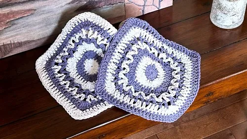 Crochet dish cloth pattern with a V-stitch corner square — photo 2