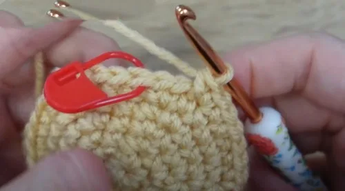 Crochet elf amigurumi pattern for shelf decor — photo 3