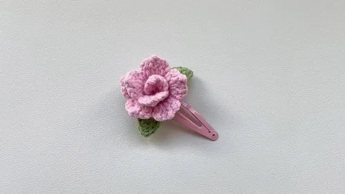 Small crochet flower hairclip pattern for girls — photo 2