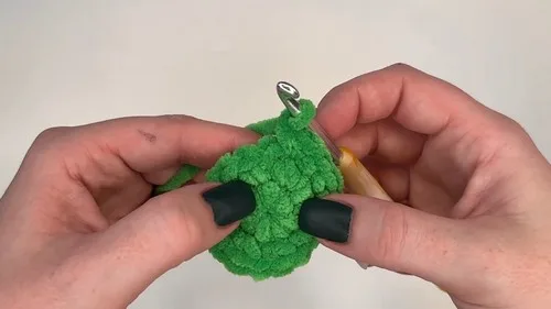 Amigurumi frog with a sunflower crown to match — photo 3