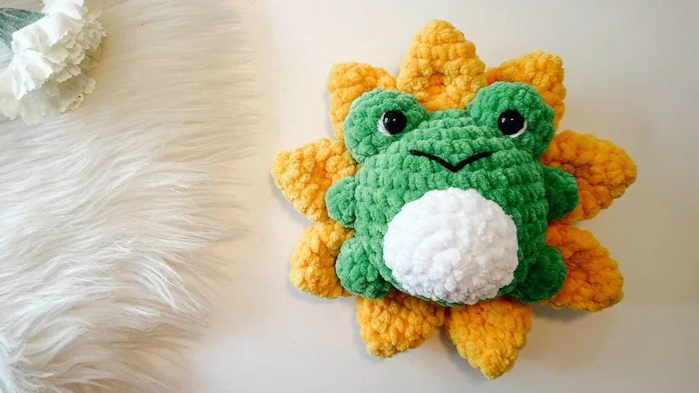 Amigurumi frog with a sunflower crown to match