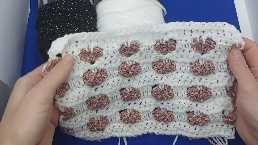 Crochet Heart Stitch Pattern for Beginners (Two-Color Row Repeat)