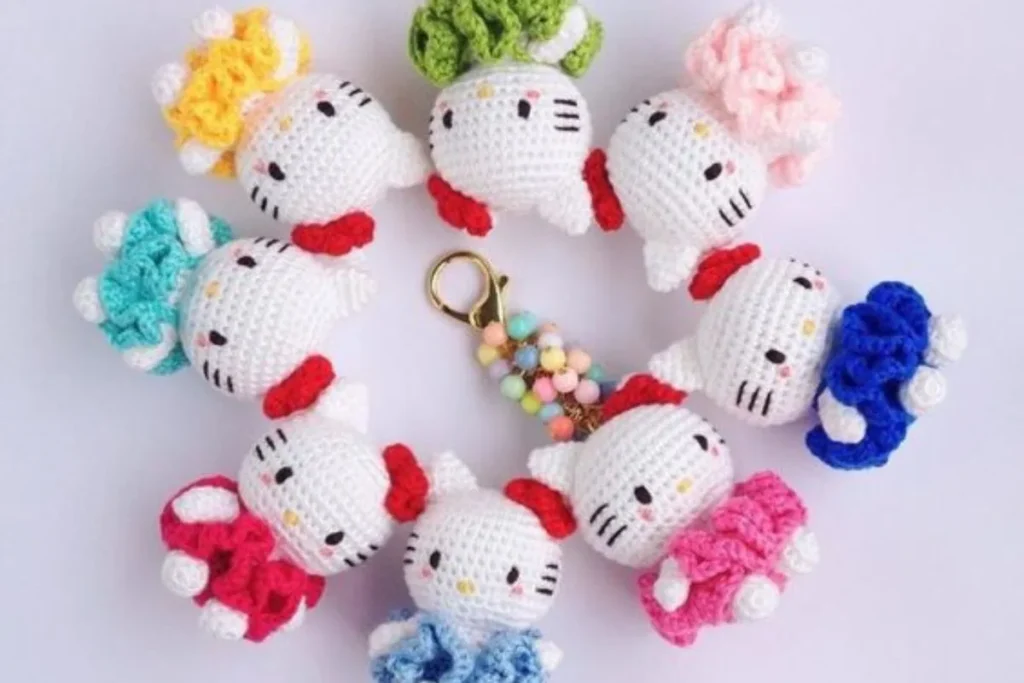 Crochet Hello Kitty keychain: a small amigurumi charm