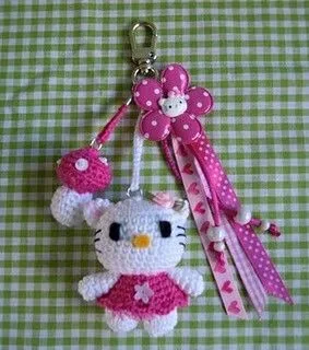 Crochet Hello Kitty keychain: a small amigurumi charm — photo 2