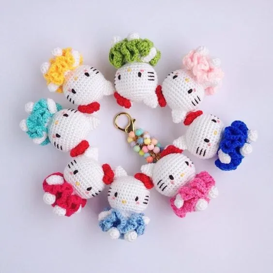 Crochet Hello Kitty keychain: a small amigurumi charm — photo 3