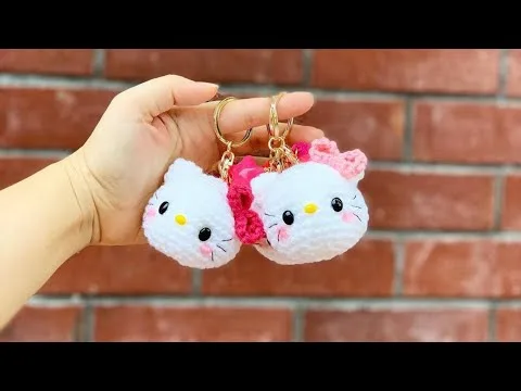 Crochet Hello Kitty keychain: a small amigurumi charm — photo 4
