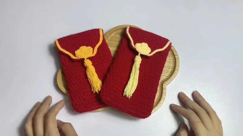 Crochet lucky money bag with a folded flap closure — photo 2