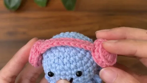 Little crochet octopus keychain with curling tentacles β photo 2