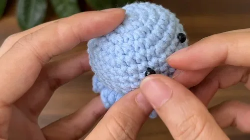 Little crochet octopus keychain with curling tentacles β photo 3