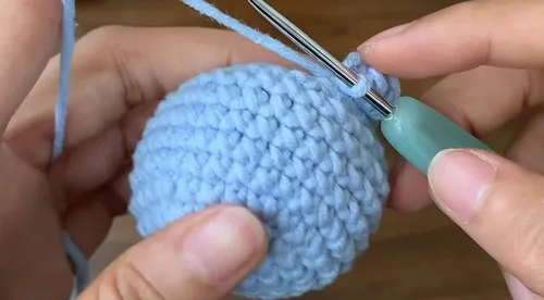 Little crochet octopus keychain with curling tentacles β photo 4