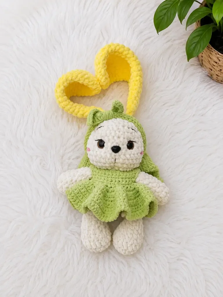 How to crochet a plush bunny with dress and bow — photo 2