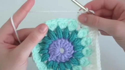 Crochet Starburst Granny Square Pattern: Bold Textured Blocks — photo 4
