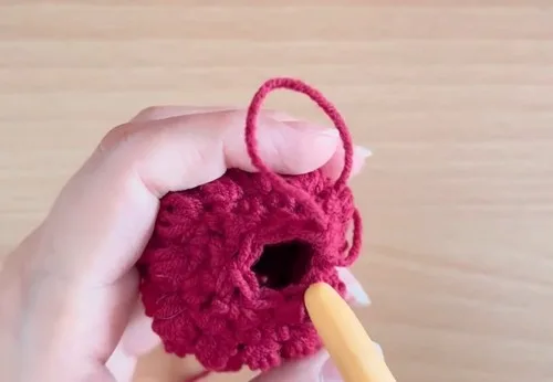 Little crochet strawberry keychain pattern — photo 2