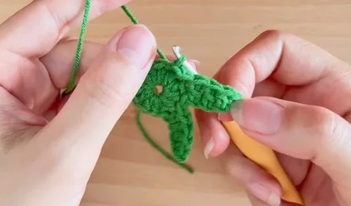 Little crochet strawberry keychain pattern — photo 3