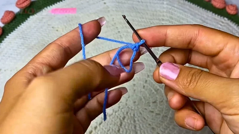 How to crochet a teddy bear head and body for a keychain — photo 2
