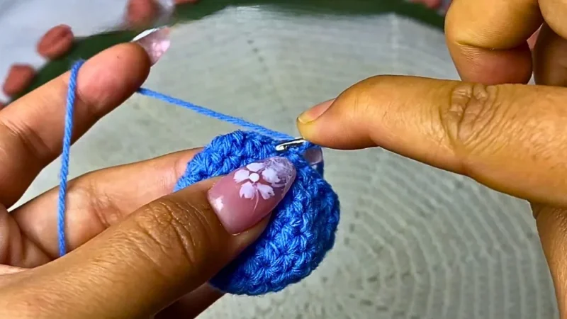 How to crochet a teddy bear head and body for a keychain — photo 3