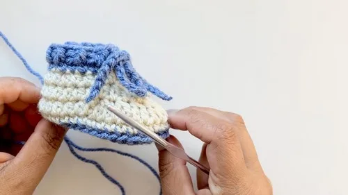 Easy crochet baby booties with a drawstring cuff — photo 2