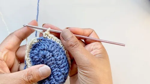 Easy crochet baby booties with a drawstring cuff — photo 3