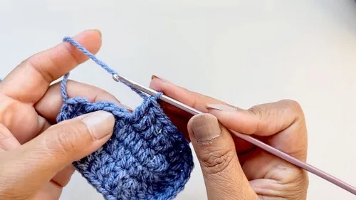 Easy crochet baby booties with a drawstring cuff — photo 4