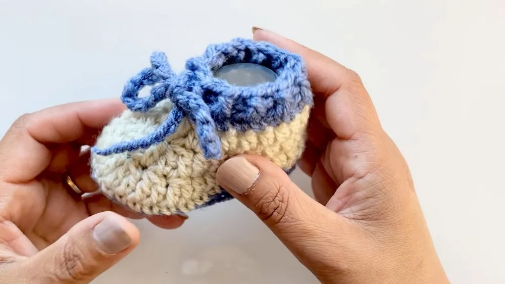 Easy crochet baby booties with a drawstring cuff