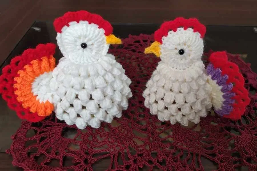 Easy crochet chicken pattern for a cheerful amigurumi
