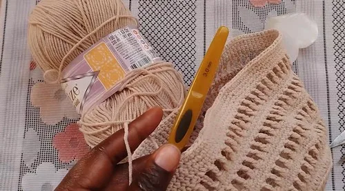 A light crochet hat with a treble crochet brim — photo 3
